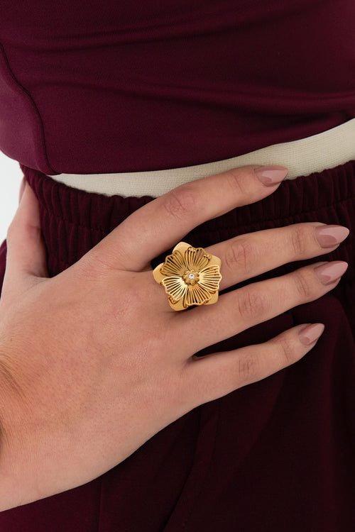 Gold Daisy ring with a floral design worn on the hand from Sorea Fashion.
