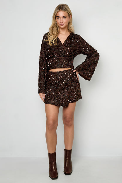 Deep green Livia mini skirt styled in a modern everyday outfit from Sorea Fashion.