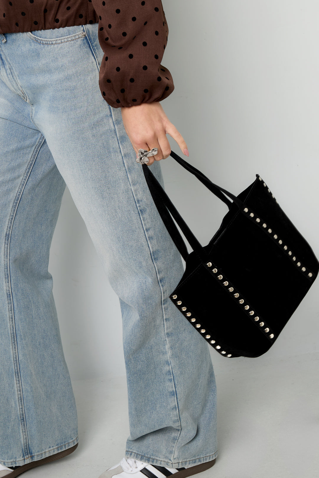 Black Raven tote bag with a minimalist structured design styled in an everyday outfit from Sorea Fashion.