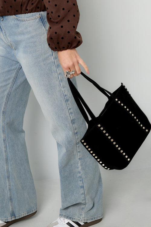 Black Raven tote bag with a minimalist structured design styled in an everyday outfit from Sorea Fashion.
