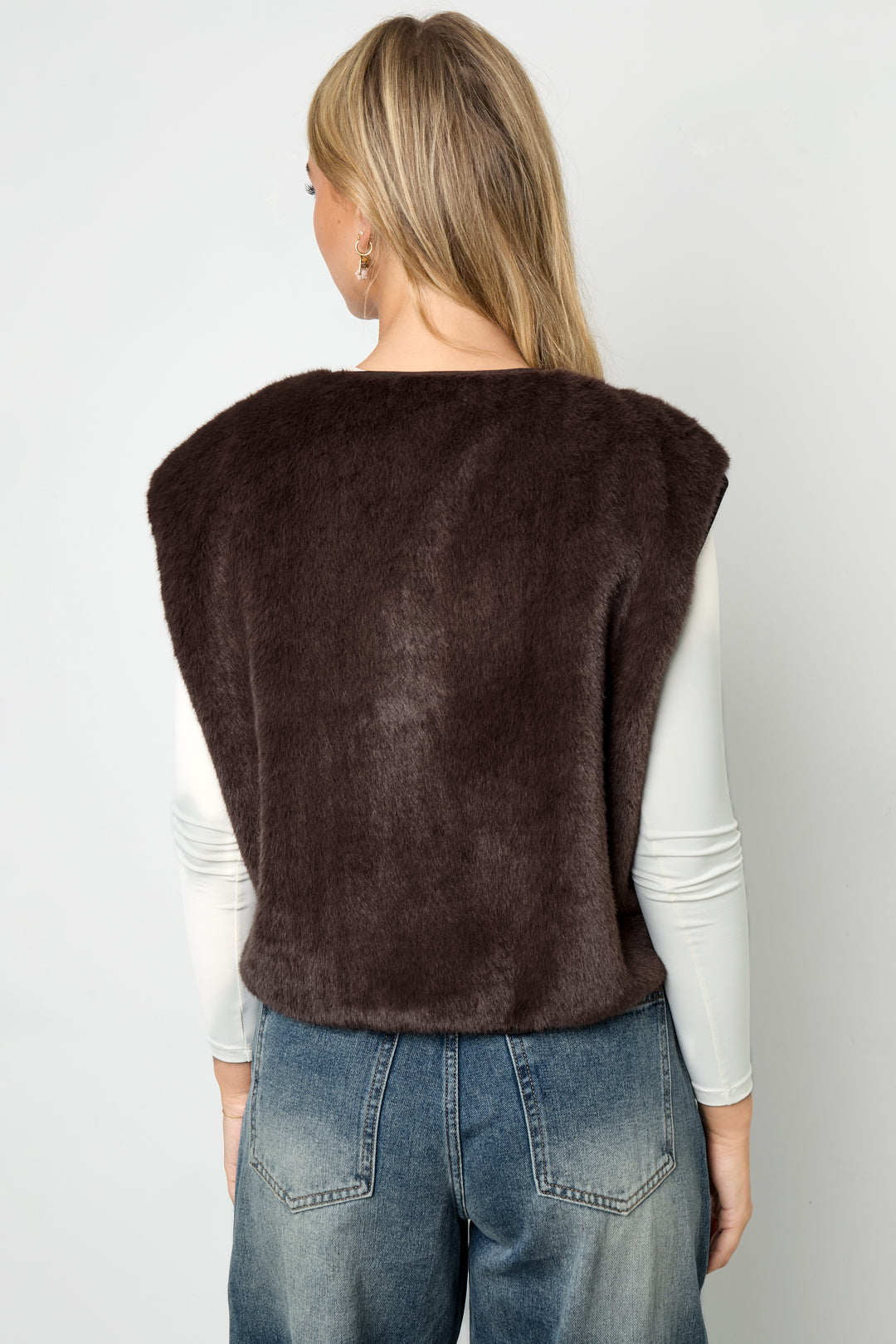 Brown Rylee faux fur vest with a plush fluffy look styled in an everyday outfit from Sorea Fashion.